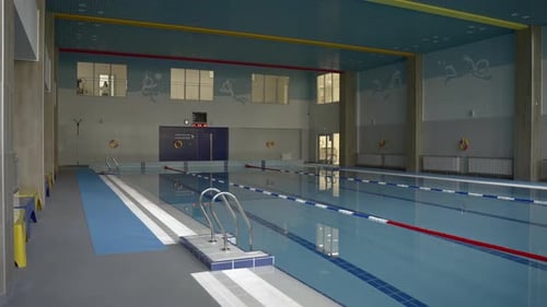 Pool mit Filtrationssystem ausgestattet, um das Wasser sauber zu halten