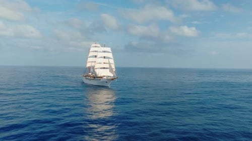 Sea Cloud Segelkreuzfahrtschiff mit Passagieren an Bord im Atlantik, Drohnenschuss