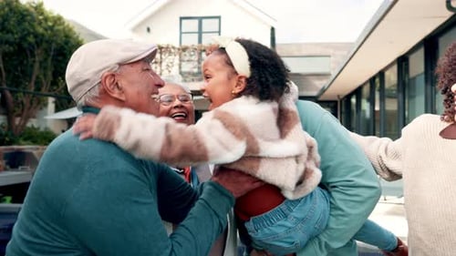 Feliz, abrazo y una gran familia al aire libre para la conexión, el amor y la unión en un nuevo hogar