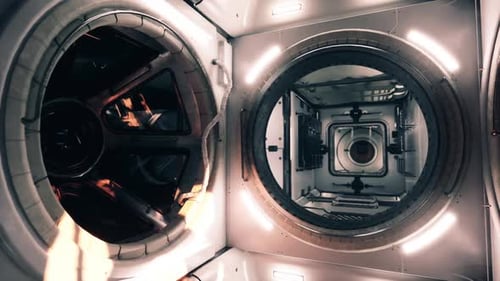 Erkundung des Inneren einer futuristischen Raumstation in niedriger Erdumlaufbahn