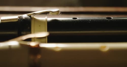 Ein Handwerker baut süße Flöten und Kreuzstücke, die ausschließlich von Hand und mit Edelholz gefertigt werden oder