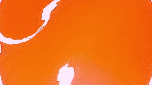 Köstliche Orangenflüssigkeit, die verwirbelt und vermischt wird