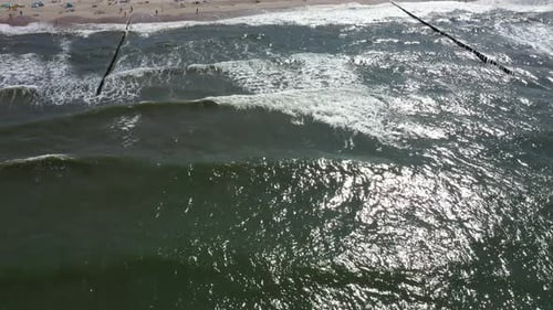 Ostseestrand Hel, Luftaufnahme der Drohne, 4K-UHD-Video. Leute am Strand. Luftbild