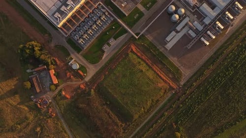 Instalación de servidor de Google de alta tecnología al atardecer, perspectiva de un Zumbido