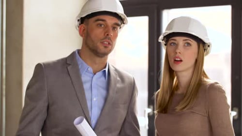 Arquitectos planificando juntos el diseño de la construcción