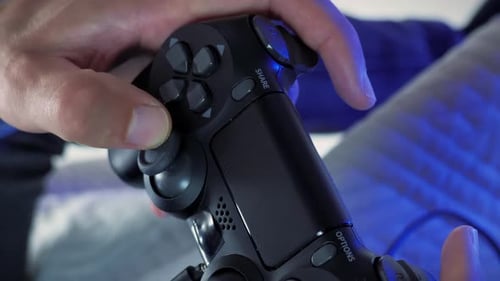 Hände, die den Joystick halten, Tasten drücken, Videospiele spielen. Vertikales Video