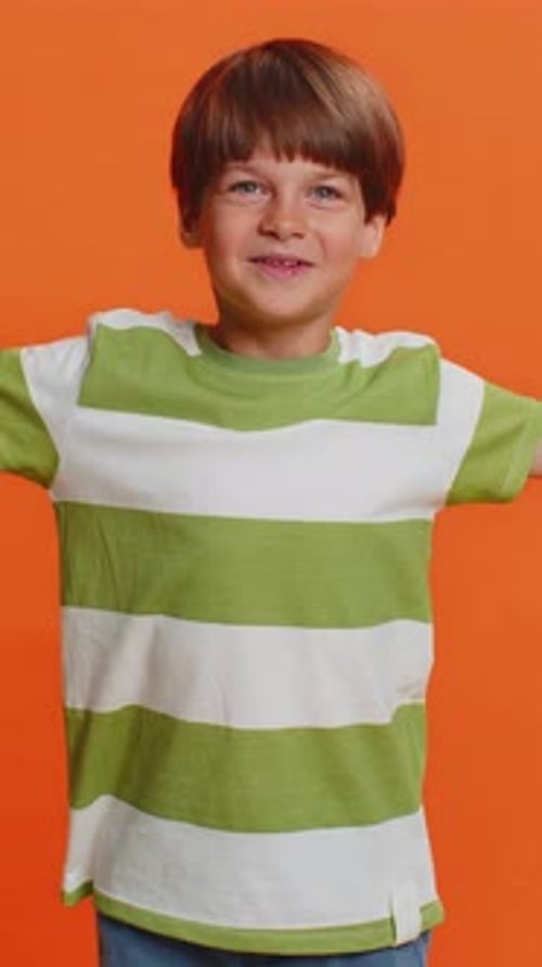 Niño, niño, extiende las manos y te abraza con expresión agradable, sentimientos de amor, orgullo y satisfacción