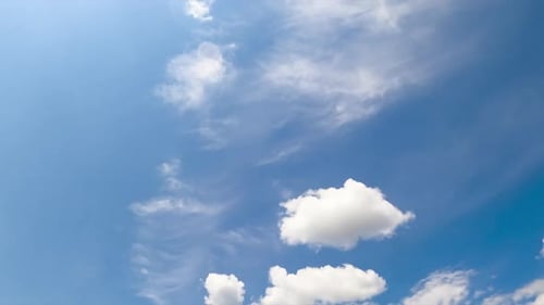 Schöne leichte Zirruswolken in der Atmosphäre. Kleine Wolken, beleuchtet von heißer Sommersonne.