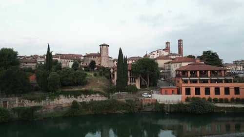 Ville riveraine surplombant l'église catholique Tempio Ossario à Bassano del Grappa, en Italie. Drone aérien