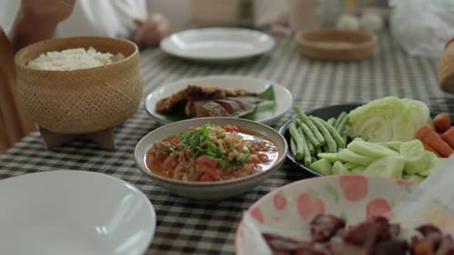 Los tailandeses usan comida y arroz para agarrar con los dedos