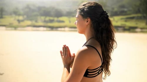 Femme, yoga et méditation sur le sable de la plage pour le bien-être spirituel, le calme et la paix grâce à une approche holistique