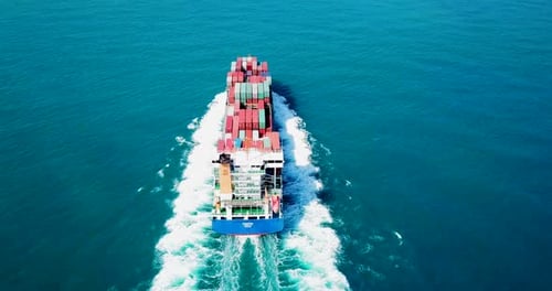 Buque portacontenedores cargado de gran tamaño que navega lentamente en el mar