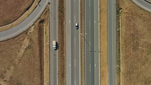 Luftaufnahme des Straßenkreuzes oder der Autobahnkreuzung