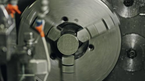 Torno de metalurgia que mecaniza con precisión objetos metálicos en el taller