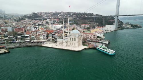 Große Mecidiye-Ortaköy-Moschee mit Märtyrer-Brücke im Rücken (fliegender Rückenschuss)