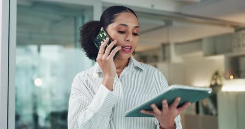Tableta, llamada telefónica y mujer de negocios en la oficina para recibir comentarios financieros y comunicación