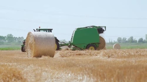Traktor erzeugt Heukugel auf dem Spielfeld