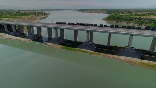 El tren de carga pasa por el puente