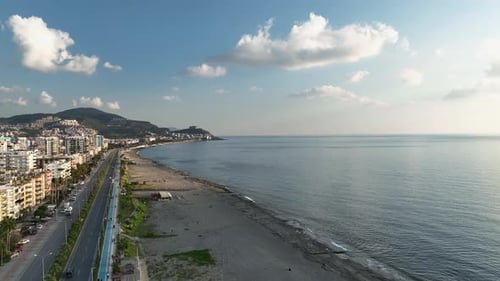 Cinématographie : départ par Drone depuis le rivage, arrière-plan impressionnant