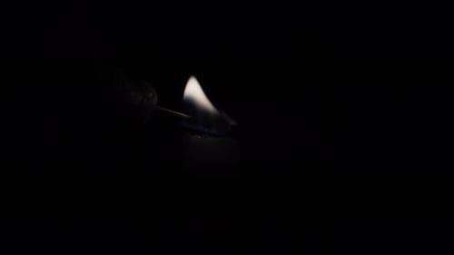 Flamme de bougie isolée sur fond noir
