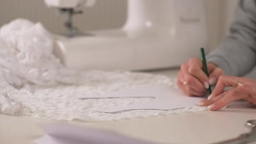 Costureira profissional fazendo padrão