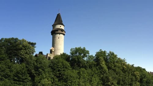 Возвышающийся аэрофотоснимок средневекового замка, прекрасной европейской достопримечательности