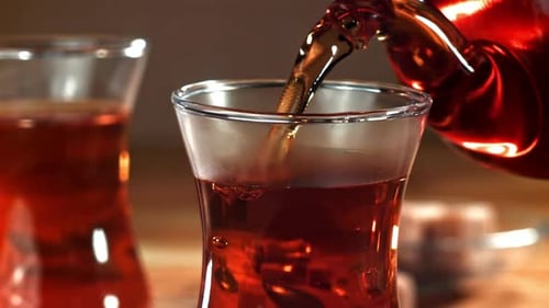 Türkischer Tee wird in ein Glas gegossen, das mit einer Hochgeschwindigkeitskamera mit 1000 Bildern pro Sekunde gefilmt wurde