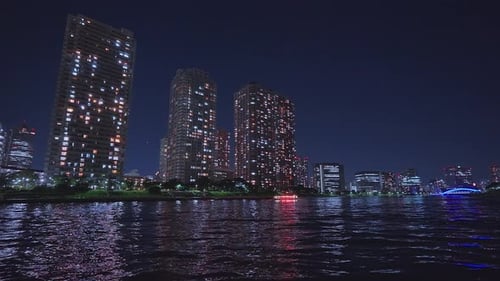 Nachtlicht Tokio, Tsukuda-Wolkenkratzer und Brücke über den Sumida-Fluss