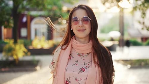 Mulher feliz caminha na cidade