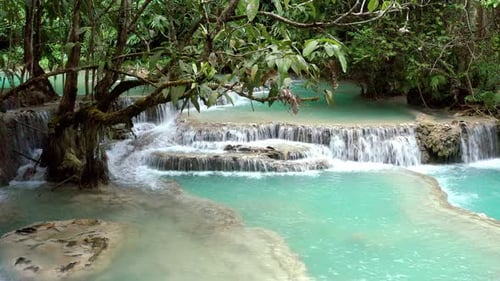 Schöne klare Wasserfallkaskade im tropischen Regenwald