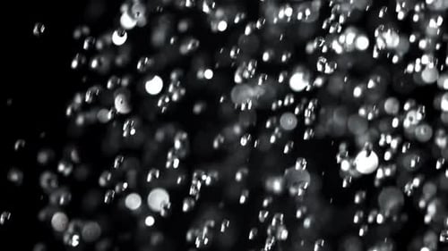 Des gouttes de pluie tombent filmées par une caméra à haute vitesse à 1000 images par seconde