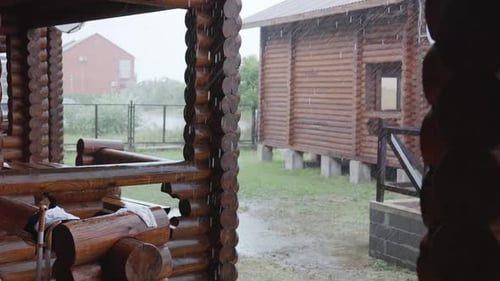 La lluvia y el viento estropean el clima de verano en el centro vacacional