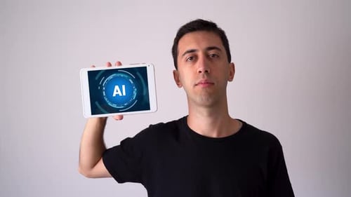 Mann hält ein Tablet hoch, auf dem KI-Software läuft. Konzept, Arbeiter durch künstliche Intelligenz zu ersetzen