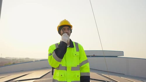 Professionelle Ingenieurarbeiten zur Wartung der Photovoltaikpanelanlage.