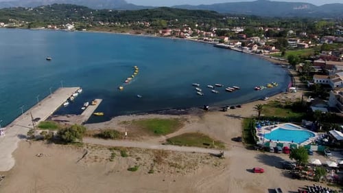 Vue aérienne du port de Sidari au nord de Corfou en été