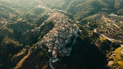 El antiguo pueblo calabrés domina las colinas