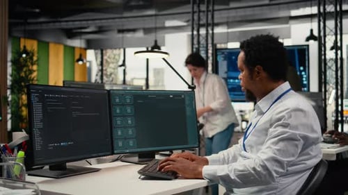 Programmierer im Büro verwendet AI LLM Chatbot, um Hilfe zu erhalten