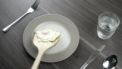 Le personnel a déposé les œufs sur une assiette. Servir les œufs sur la table