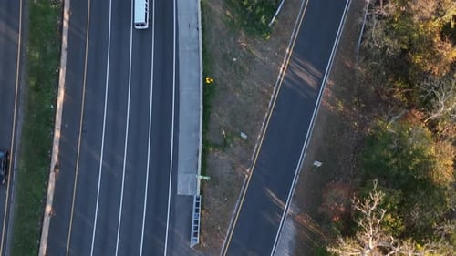 Una vista de arriba hacia abajo desde un ángulo alto sobre una carretera en cámara lenta. La cámara del Zumbido está inclinada hacia abajo,