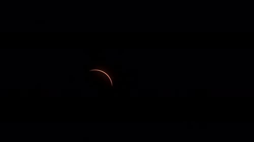 Vergrößern Sie die dünne sichelförmige Sonne, die sich nach der Totalitätsphase einer Sonnenfinsternis ausdehnt.