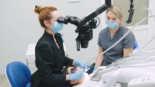 Zahnärzte, die tagsüber in einer hellen Klinik zahnärztliche Eingriffe mit fortschrittlichen Geräten durchführen