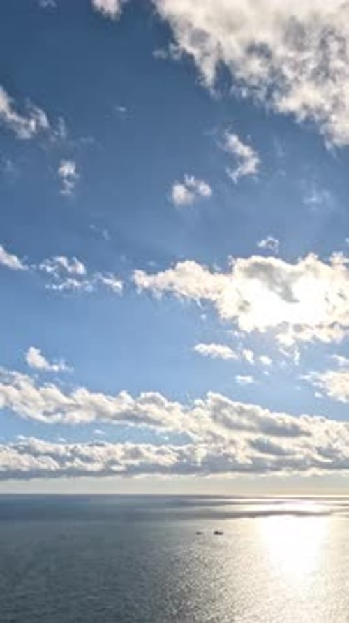 Océan, nuages, lumière du soleil, mer étendue, ciel bleu dynamique, reflet du soleil brillant, beauté naturelle sereine