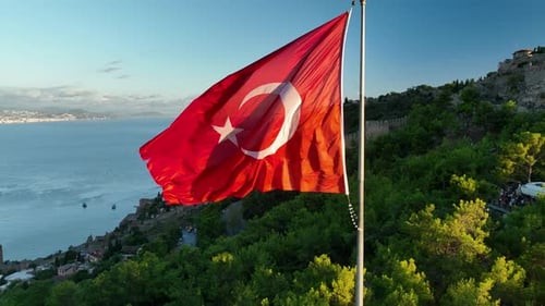 Luftaufnahme mit türkischer Flagge 4 K Türkei Alanya