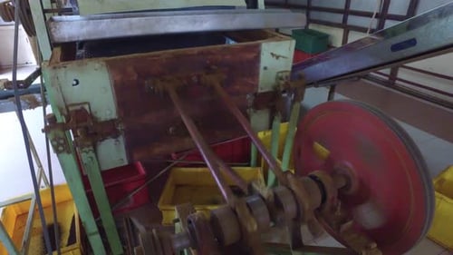 Konzept für Landwirtschaft, Herstellung, Industrie und Landwirtschaft - Vintage-Maschinenmechanismus Spinning At