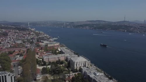 Drohnenaufnahme des Bosporus in Istanbul - Drohne schwenkt, beginnend von links in Besiktas. Schnipsel c