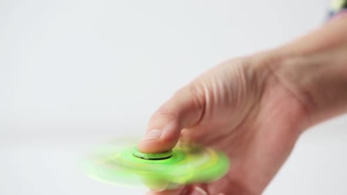 Juguetes, entretenimiento y personas: jugar a mano con la adicción a los fidget spinner