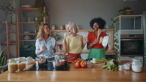 grupo de mujeres mayores cocinando y divirtiéndose en casa.