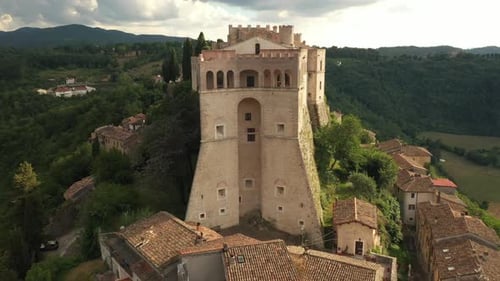 Vue aérienne du Castello Rocca Sinibalda, Italie.