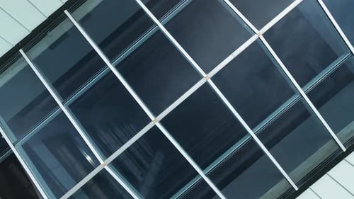 Von oben eine inspirierende Luftaufnahme des Glasdaches in einer Wohnanlage