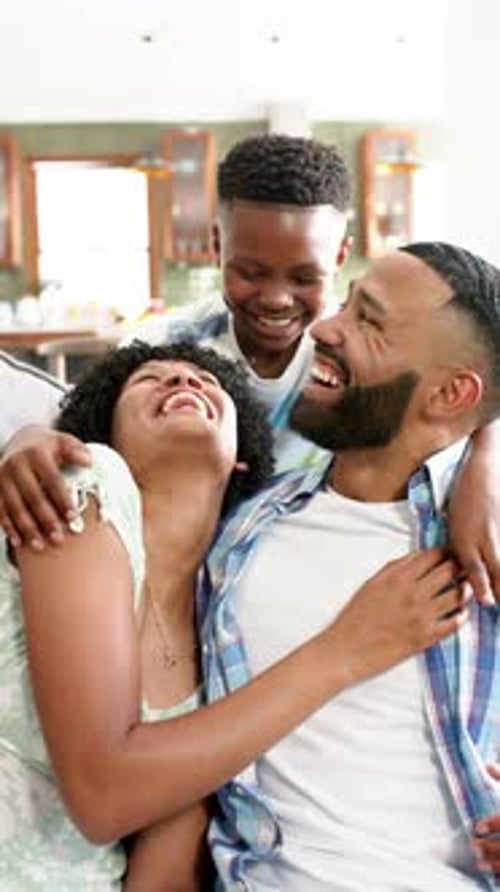 Vidéo verticale : famille diversifiée riant ensemble, intérieur lumineux